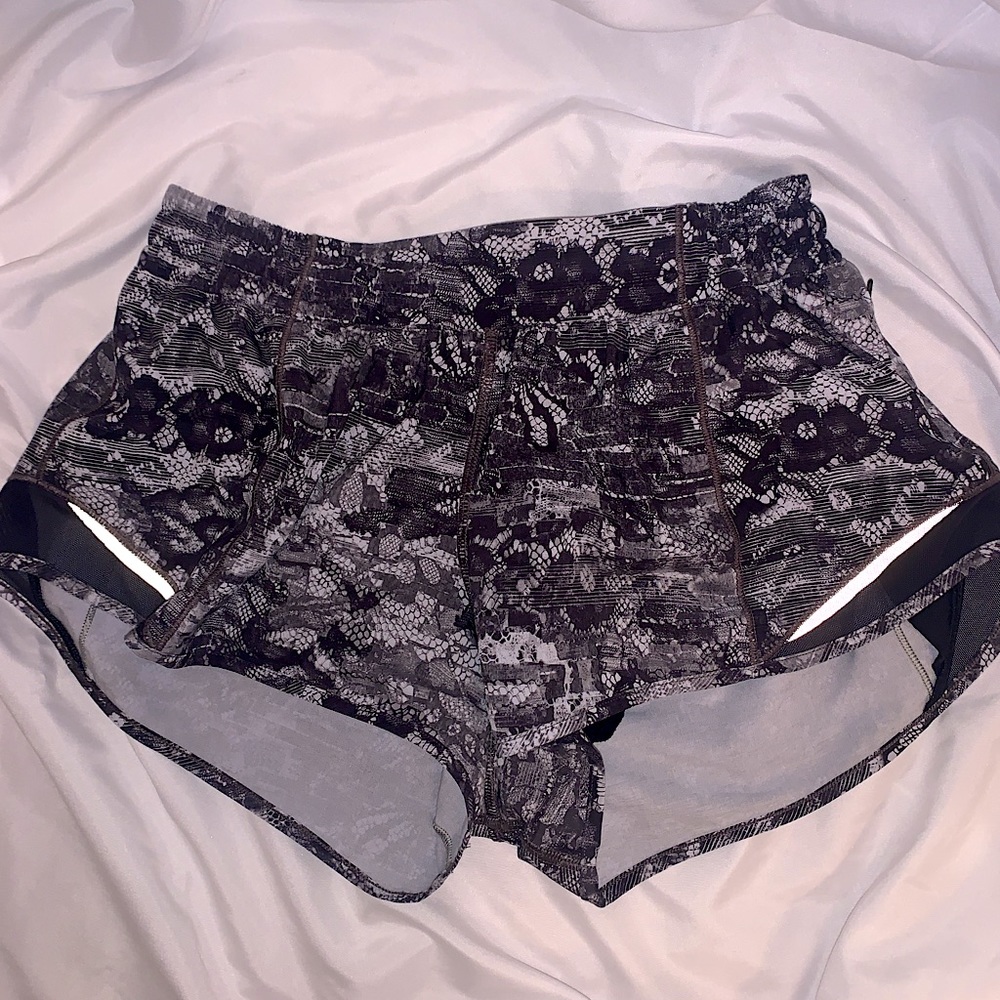Lululemon Hotty Hot 2.5 inch Shorts Size 6